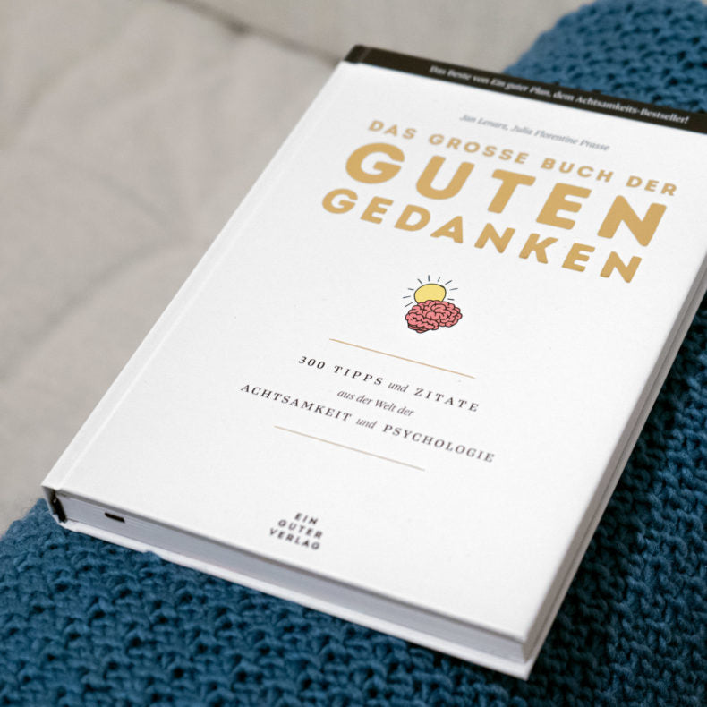 Close-up of the cover of the self-improvement book 'Das große Buch der guten Gedanken' showing the title and subtitle on mindfulness and psychology.